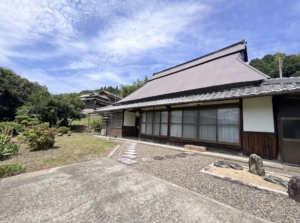 入母屋造りの大屋根が佇む、里山の古民家。畑付きで叶える自給自足の暮らし～奈良市月ヶ瀬～