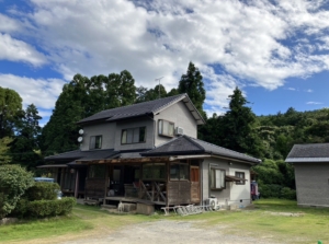 敷地面積約4,000坪！春は桜、初夏はツツジ等、四季折々の眺めを楽しめます。ふもとまでの距離も近く、周辺にスーパーやドラッグストアがあるため生活には困りません。
