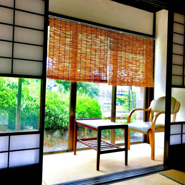 京都築150年の古民家暮らし：　母屋の縁側　庭を眺められます。　