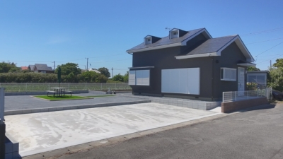 広い駐車場、3～４台(外観)