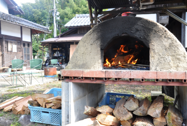 京都で築150年の古民家暮らし：　夫手作りのピザ窯