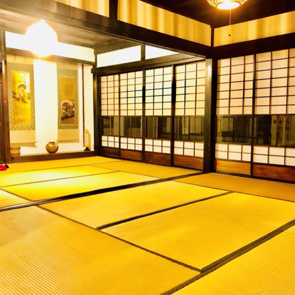 京都　築150年の古民家暮らし：　母屋の座敷　昭和に売り主が改修されて購入当時は住める状態でした。　　　