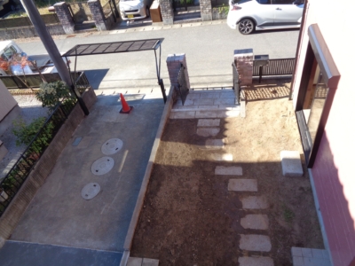 ２階より駐車場ほか敷地見る