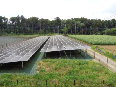 2階より西側隣地太陽光発電と敷地内通路見る(周辺)