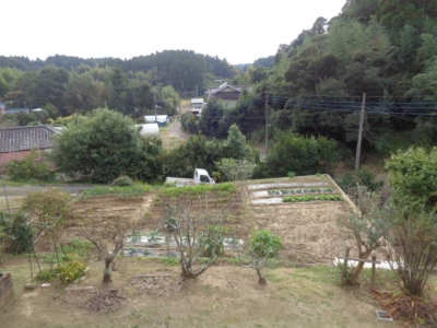 ２階ベランダからの眺望手前菜園