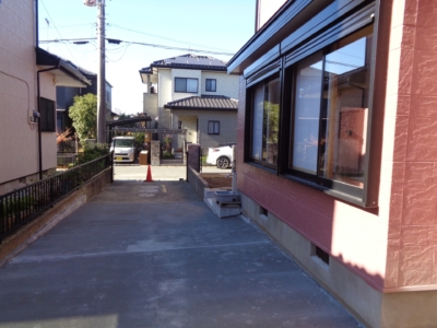 敷地奥より駐車場見る