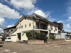 閑静な住宅街に佇む、ゆとりの二世帯住宅。収益物件としても居住用としても◎