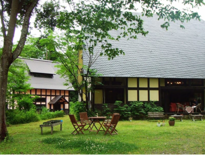 新潟県十日町竹所には
ドイツ人建築家のカールベンクス氏がひとめぼれ移住し、この限界集落が古民家再生で蘇った。