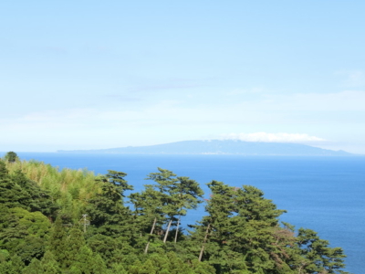 バルコニーより　右手に伊豆大島を