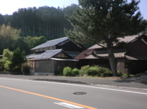 美山町にほど近い日吉町四ツ谷 府道１９号線街道沿いの和瓦葺き古民家