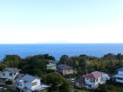海・伊豆大島を見下ろします