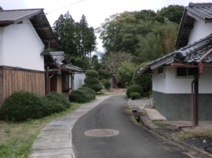 京都縦貫道「丹波ＩＣ」車で約７分 京丹波町蒲生大仙坊 宅地合計約４３７坪 畑４３２坪 山林つき