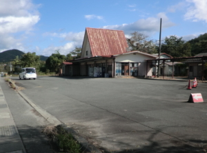 京丹波町富田長野 敷地５２４.７２坪の国道２７線沿いで多目的利用ができる住宅・元店舗・倉庫付き事業向き