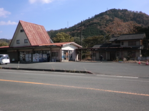 京丹波町富田長野 敷地５２４.７２坪の国道２７線沿いで多目的利用ができる住宅・元店舗・倉庫付き事業向き