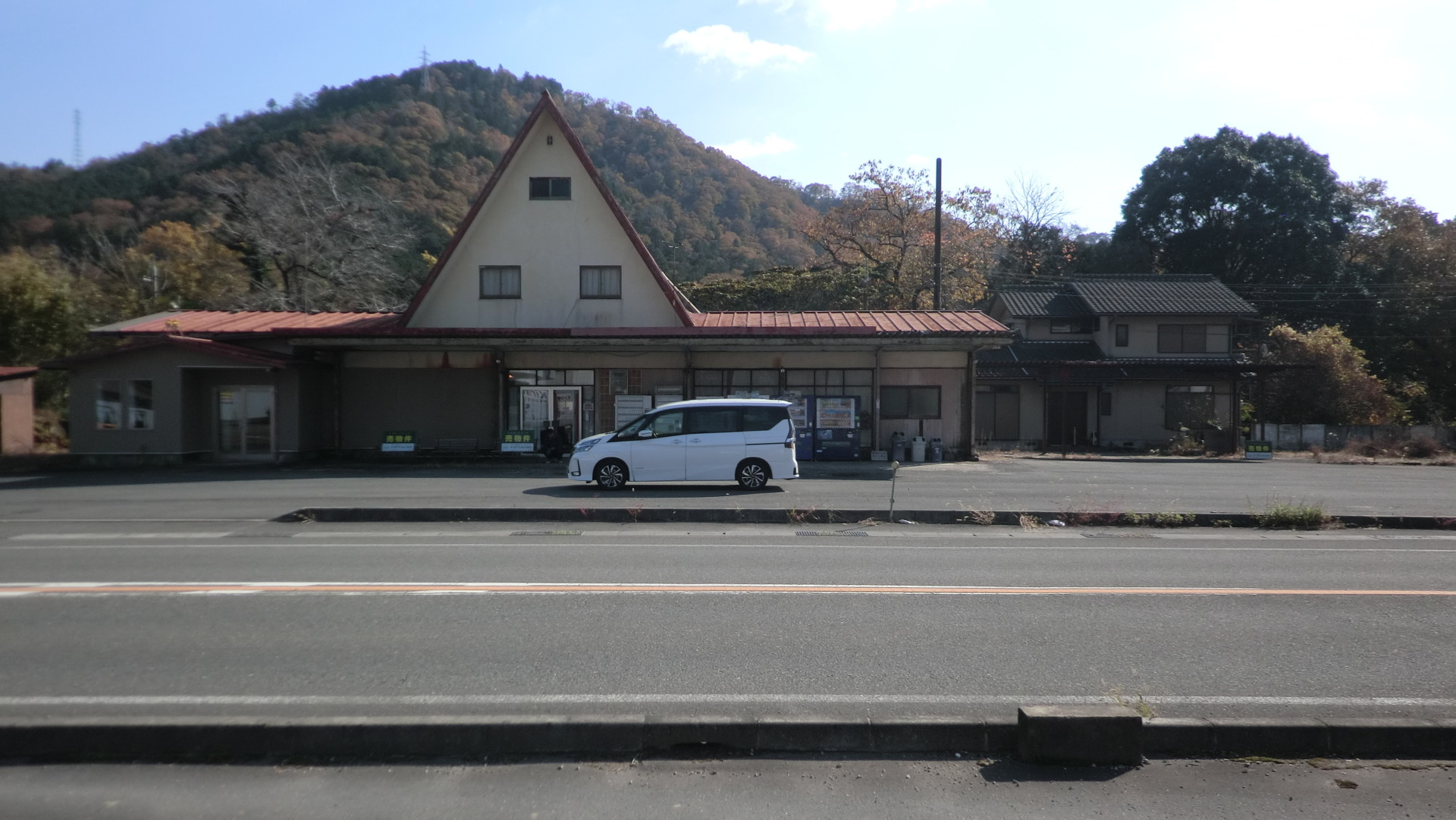 京丹波町富田長野 敷地524.72坪の国道27線沿いで多目的利用ができる住宅・元店舗・倉庫付き事業向き 3