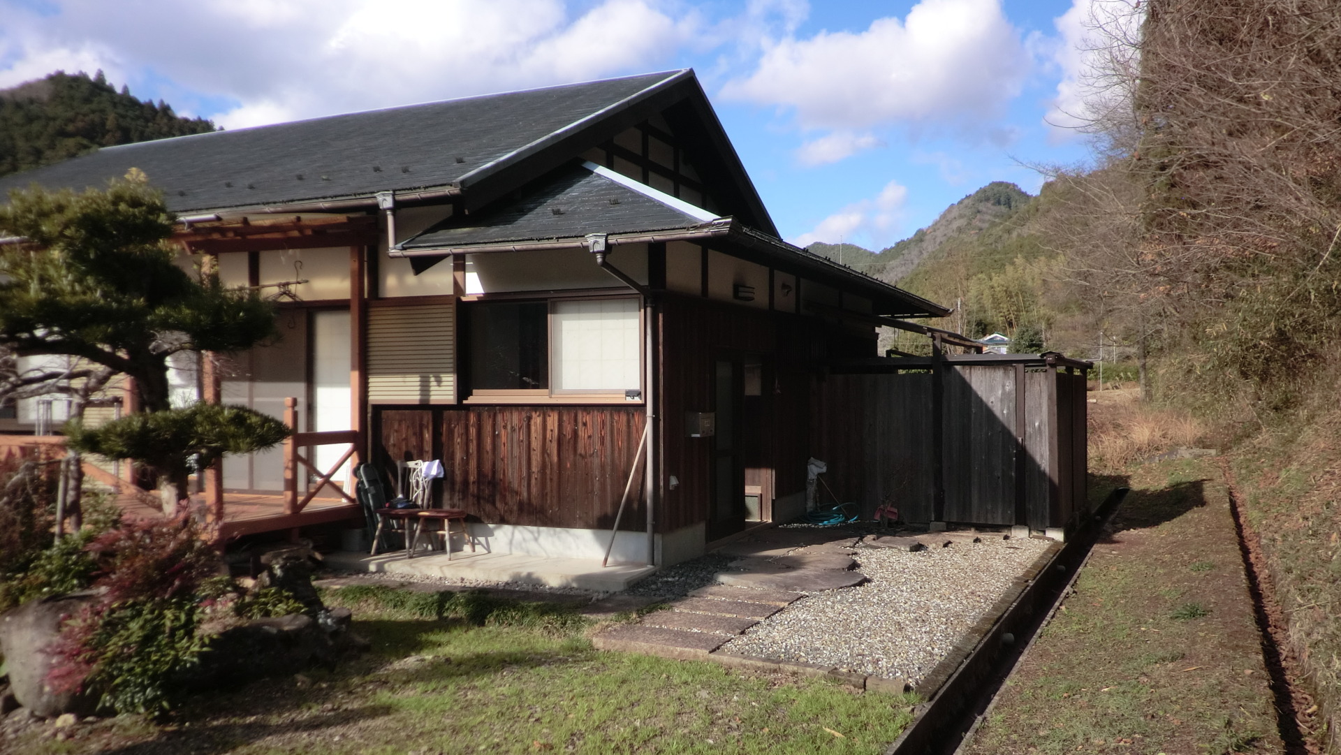 丹波市山南町上滝 平家2LDK 築25年 焼き杉板張りと丸太梁がお洒落れな家 5