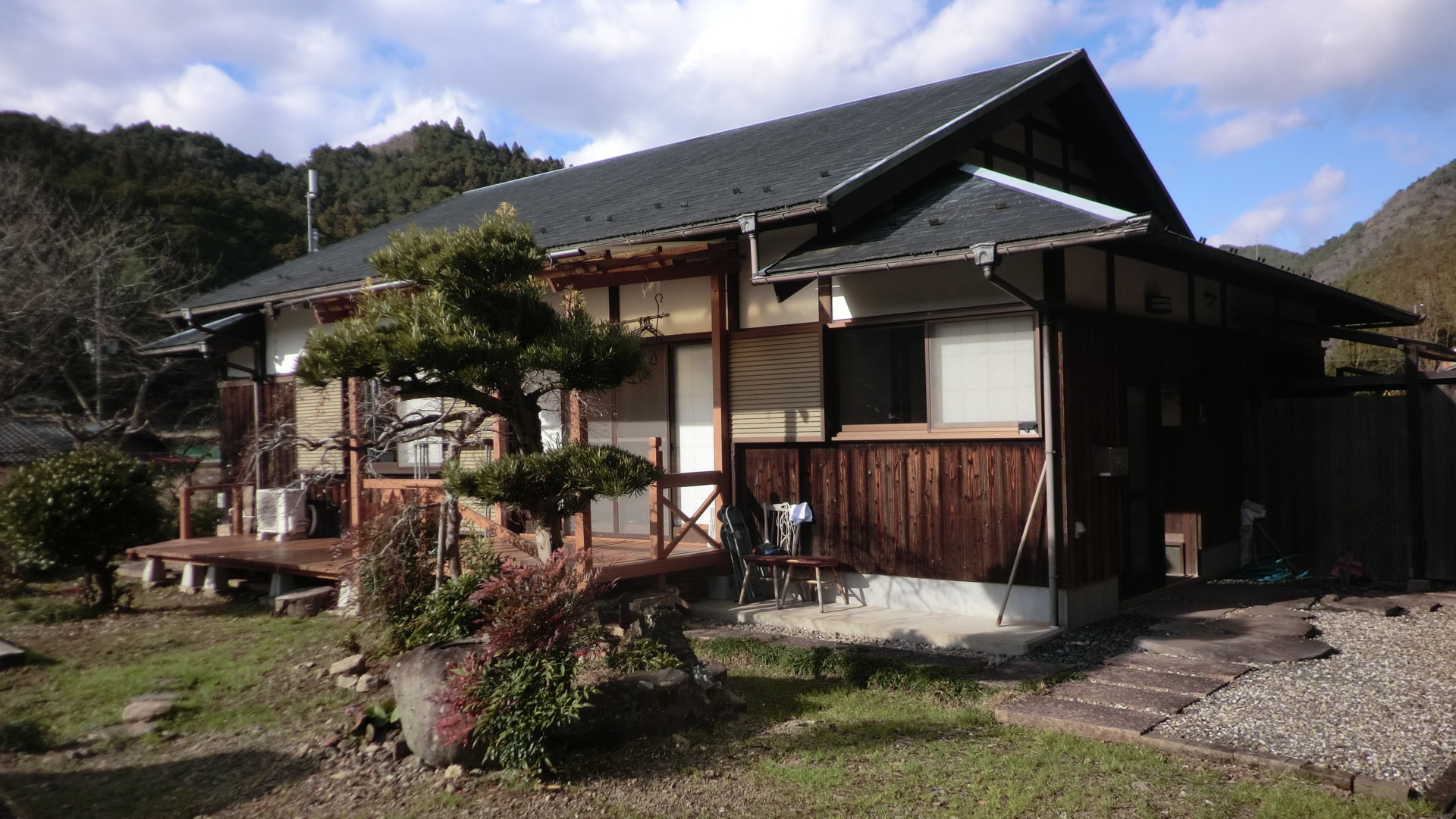 丹波市山南町上滝 平家2LDK 築25年 焼き杉板張りと丸太梁がお洒落れな家 2