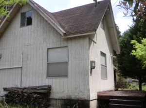 京北弓槻町恋月の渓流沿い１０軒ほどの別荘地です。建物が２棟あります。