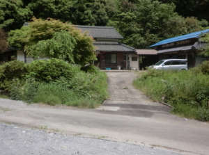 綾部市坊口町箱垣 和瓦の古民家 こじんまりした山里集落の突き当たり