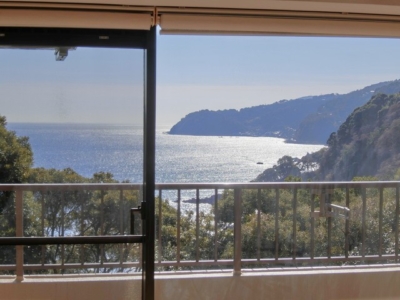 海を望むリビング