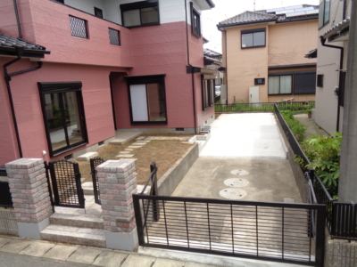 玄関アプローチ・駐車場見る