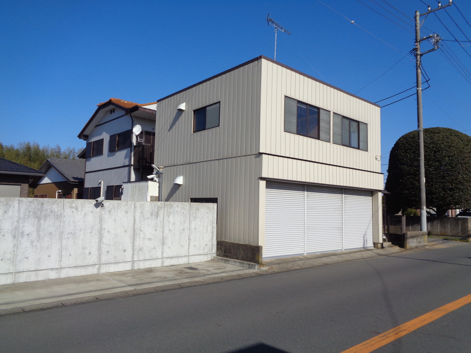別棟電動シャッター付2階建倉庫26坪と居宅42坪 3