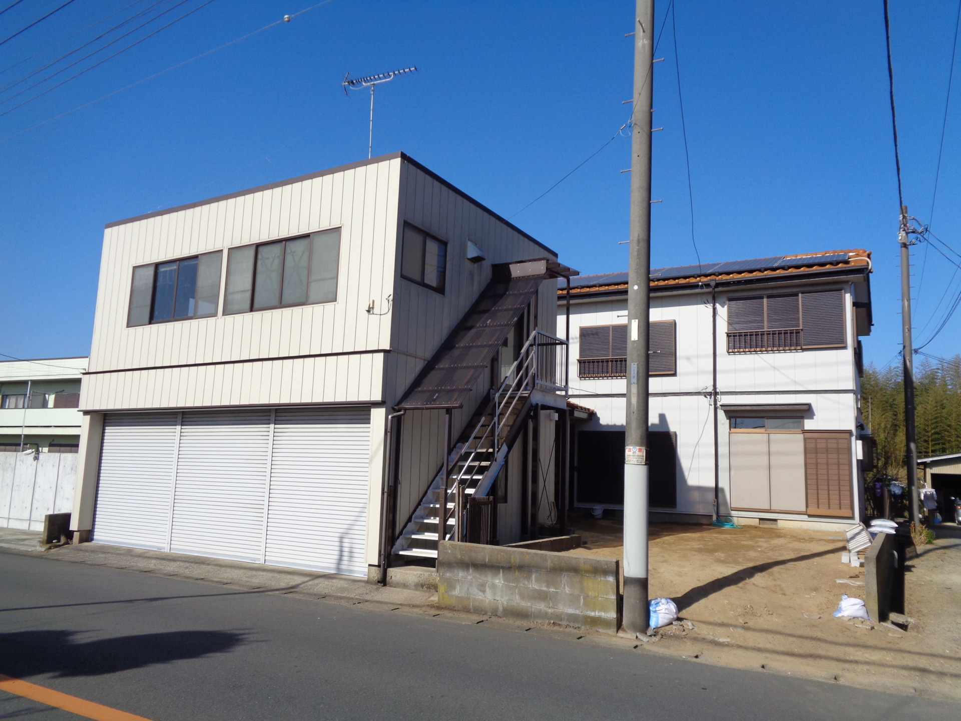 別棟電動シャッター付2階建倉庫26坪と居宅42坪 2