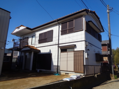 私道より居宅見る(外観)