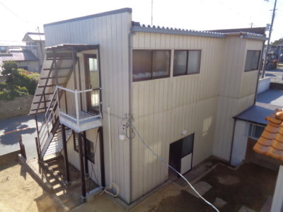 居宅2階より倉庫見る(外観)