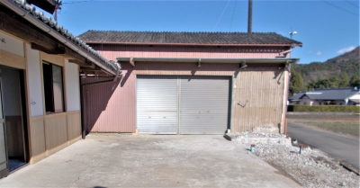 家屋前の東側にある倉庫。向かい側には物置もあります。