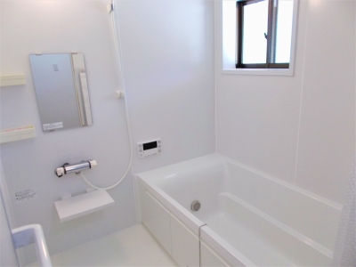 清潔感ある白を基調としたバスルーム。