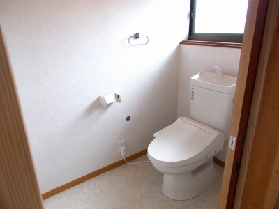 トイレ。。スペースを広げ、手洗い場所も設けました。