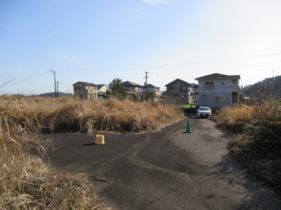 現地は更地、家は隣の分譲地