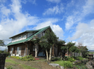 田園風景の中にある所有者手作りログハウスです。