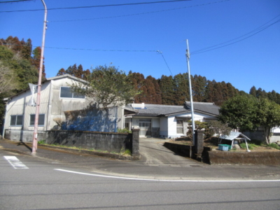 南側の県道から(外観)