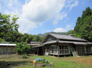 綾町の平家住宅、果樹や菜園スペースがあります。