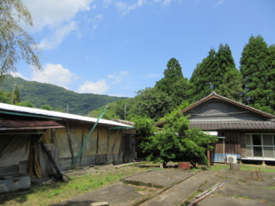 手前は畜舎跡地左はその物置(外観)