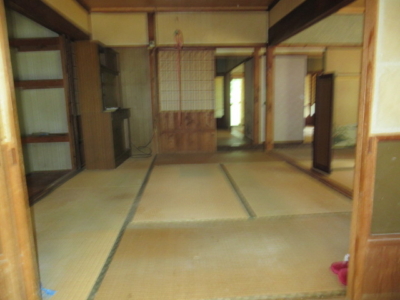 勝手口から室内を見る