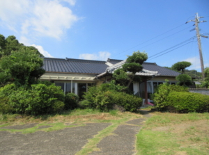 県道沿いに敷地の広い和風の家です。