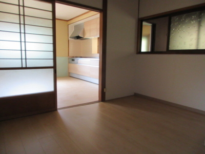 家事室から台所を見る