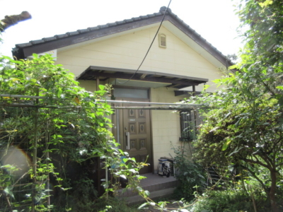 家の西面、　玄関