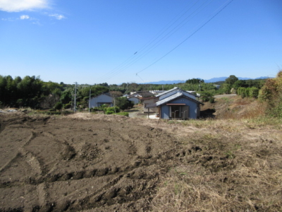 畑から家を見る