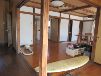 玄関から室内を見る