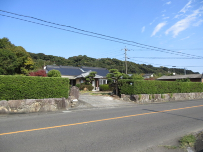 県道に面してあります
