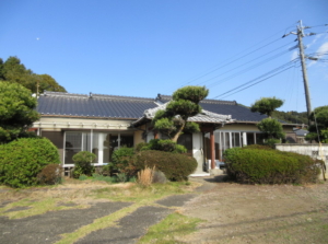 県道に面して敷地の広い平家住宅です。