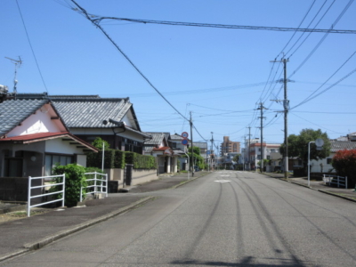 東側は両側歩道二車線道路(外観)