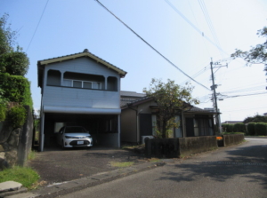 陽当りの良い平家住宅と隣に車庫・居宅があります。