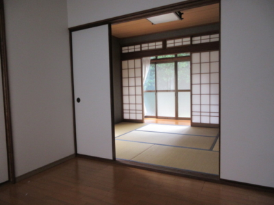 ダイニングから和室を見る