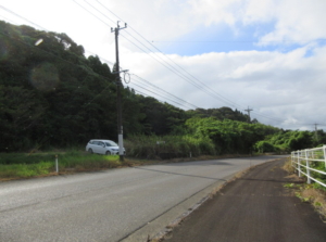 県道沿いに、間口が広くある売地です。