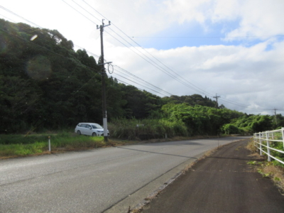 県道325号線に沿ってあります